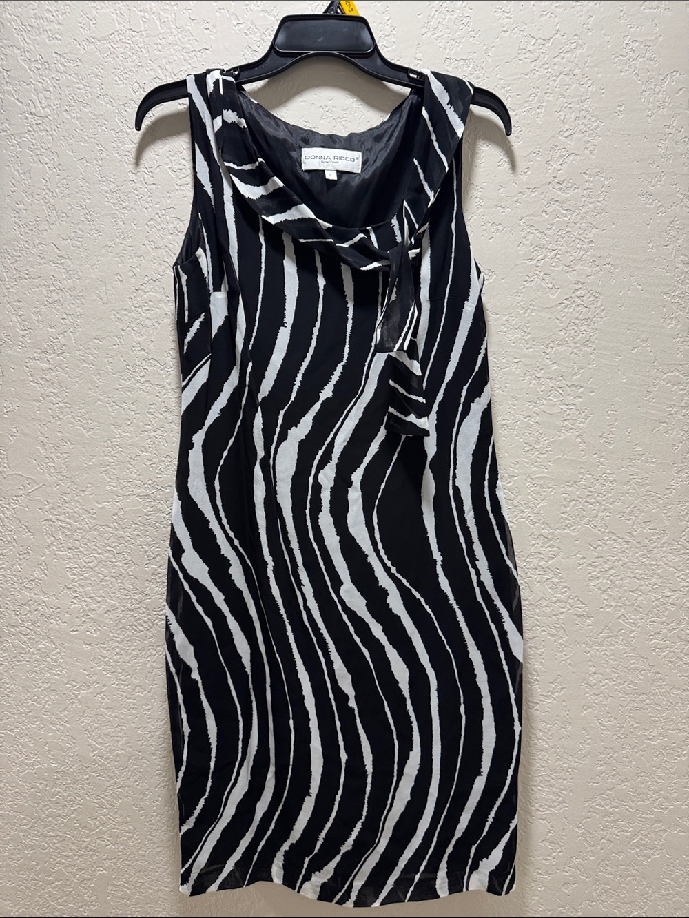 Donna Ricco sleeveless Dress with zebra print
Size 8